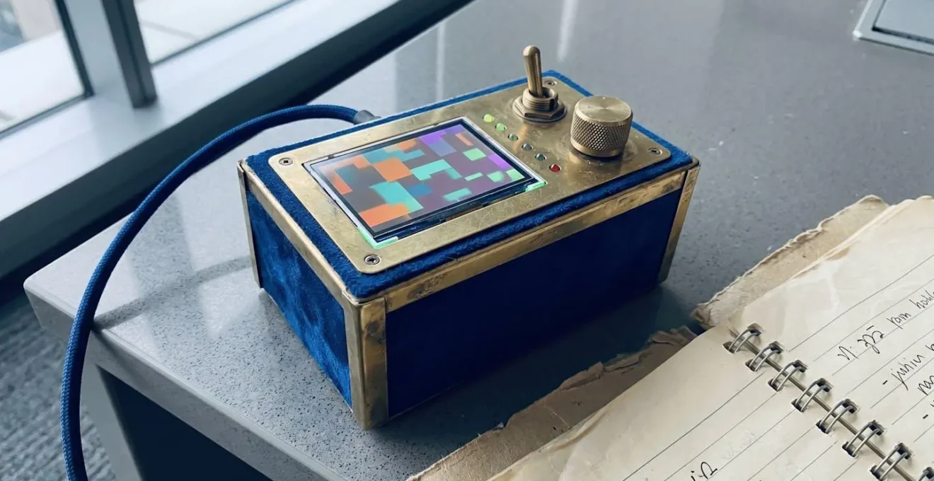 Gros plan macro sur un détail d'accessoire de scénographie événementielle, texture velours et métal, objet manipulable, éclairage latéral doux, bokeh arrière-plan, surface moderne