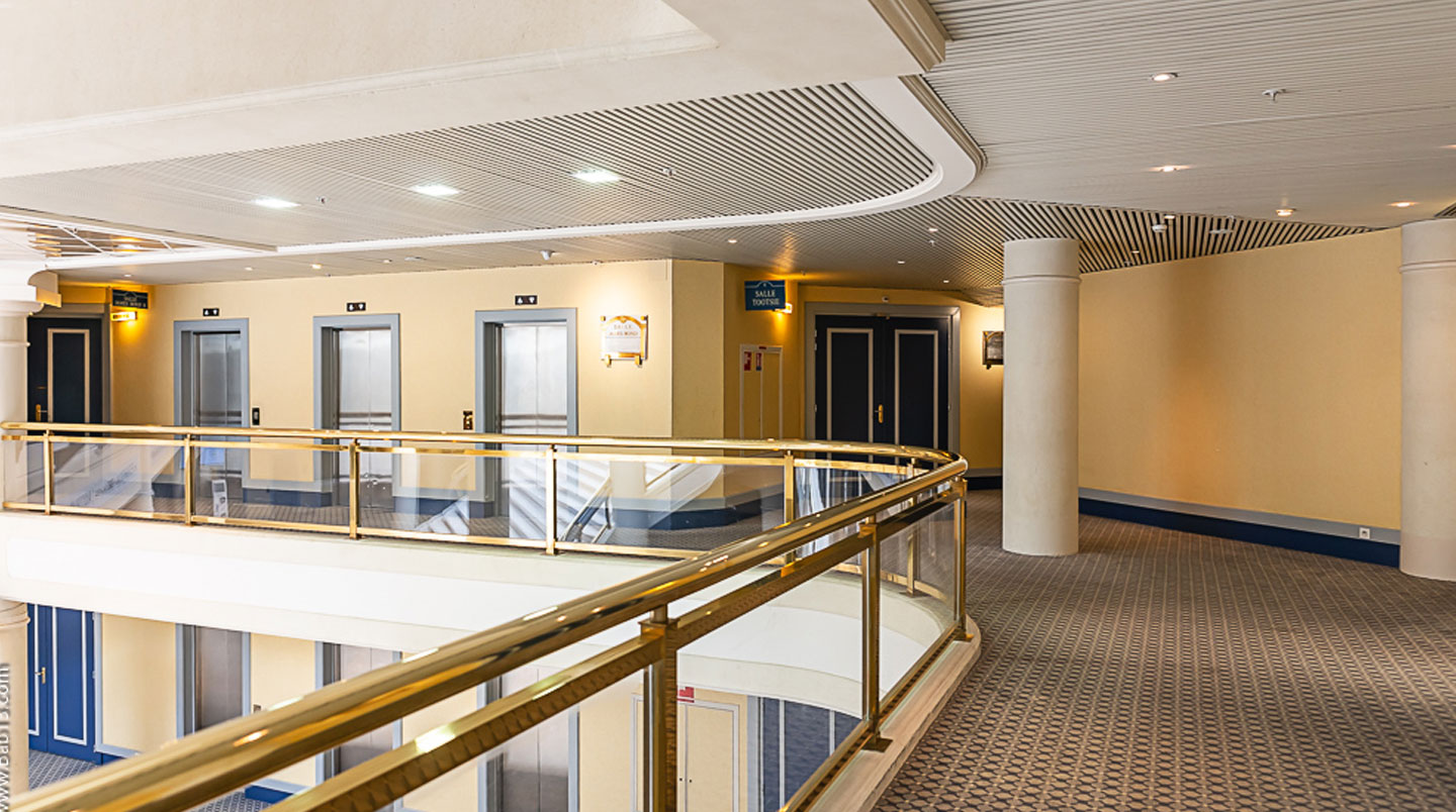 Extérieur moderne d'un resort avec espaces verts et architecture contemporaine pour séminaires
